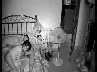 【隔壁邻居】破解小刘家网络摄像头监控偷拍媳妇含着熟睡中小刘哥的大屌硬了骑上去啪啪啪啪